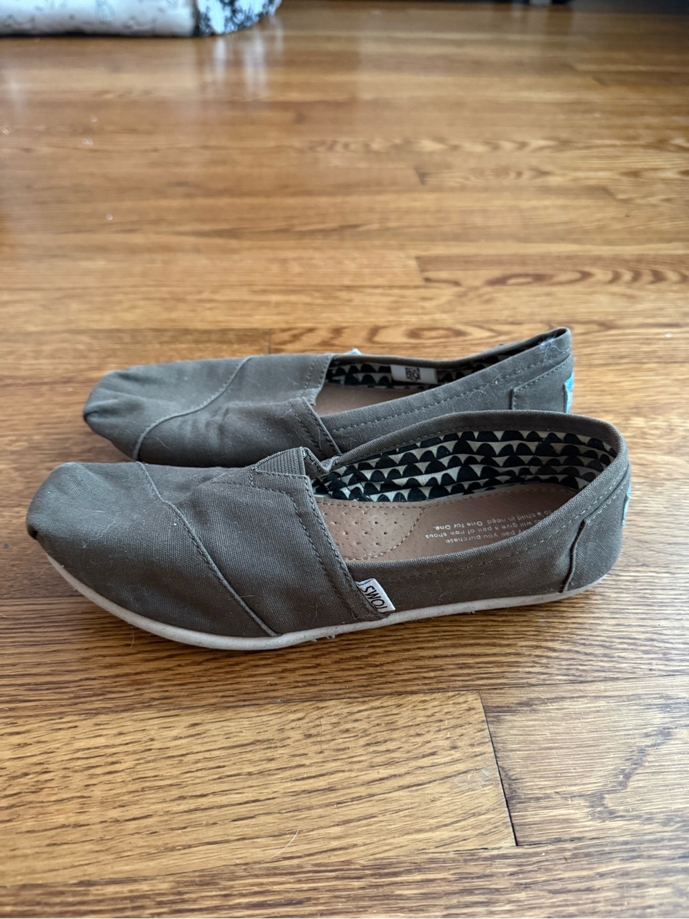 TOMS Classic Slip-On Canvas Shoes in Olive Green women’s size 7.5